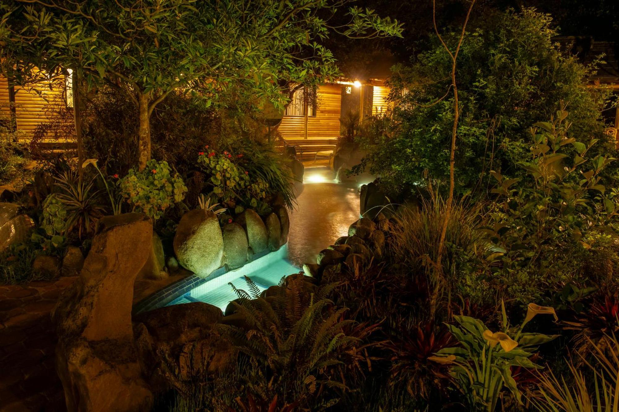 Termas De Papallacta Exterior foto The resort at night